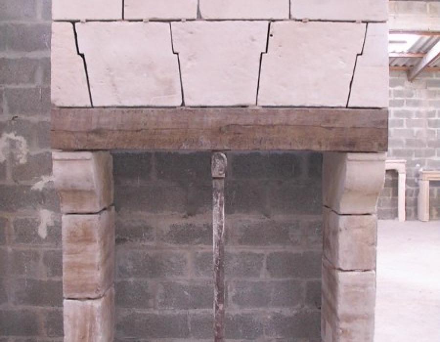 cheminée Pays d'Auge ancienne à trumeau restaurée, réf 142 en pierre de Caen