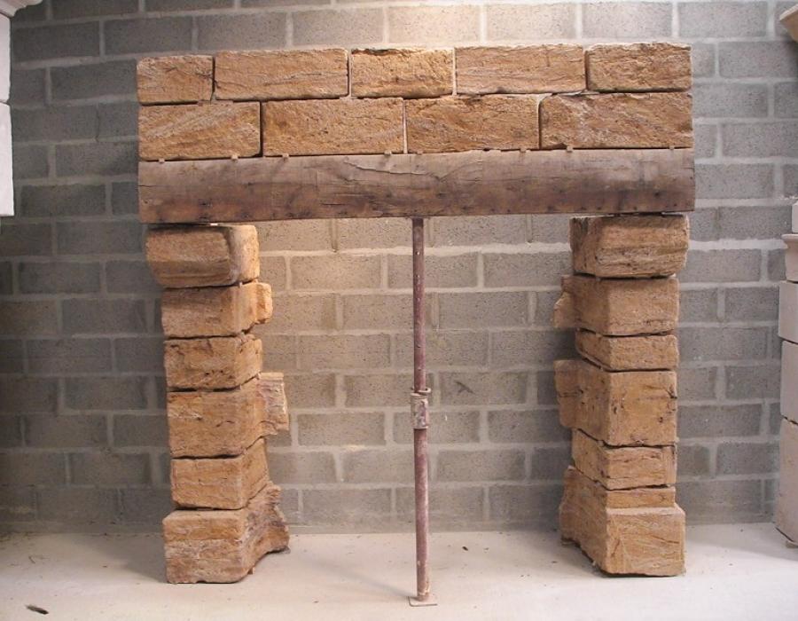 cheminée Pays d'Auge ancienne à trumeau restaurée, réf 34 en pierre de Roussière